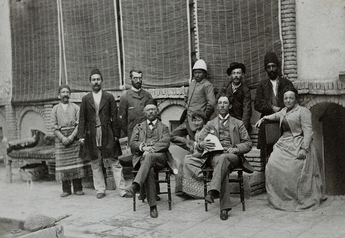 Emil Alpiger (vorne links) und Theodor Philipp Ziegler, der Sohn des Firmengründers (vorne rechts), auf einem Gruppenfoto der Ziegler-Niederlassung in Sultanabad, 1890er-Jahre.
https://commons.wikimed ...