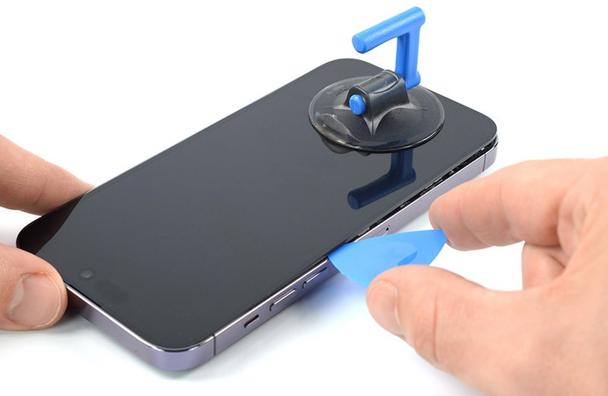 Reparatur eines iPhone 14 Pro Max.