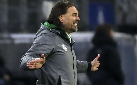 epa06379156 Wolfsburg&#039;s head coach Martin Schmidt reacts during the German Bundesliga soccer match between Hamburg SV (HSV) and Wolfsburg in Hamburg, Germany, 09 December 2017. EPA/SRDJAN SUKI (E ...