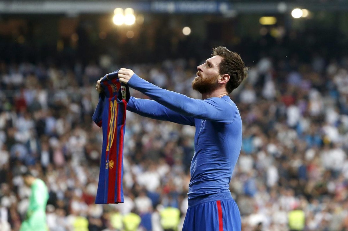 epa05924566 FC Barcelona's Argentinian striker Lionel Messi jubilates the 3-2-victory against Real Madrid during the Liga Primera Division 33rd round match between Real Madrid and FC Barcelona at ...