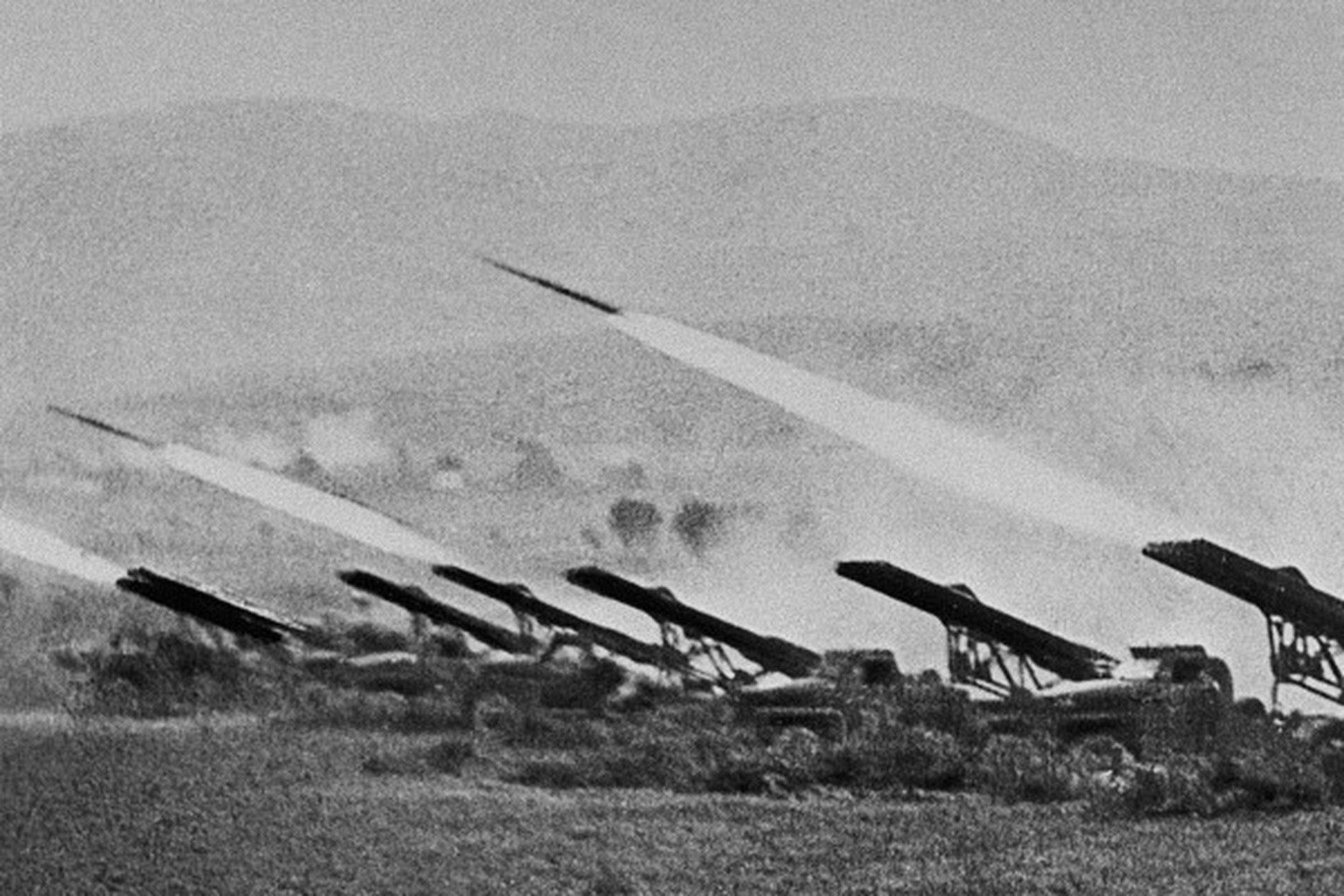 Katjuscha-Raketenwerfer (sowjetische Mehrfachraketenwerfer) im Einsatz gegen die deutsche Wehrmacht während der Schlacht von Stalingrad.