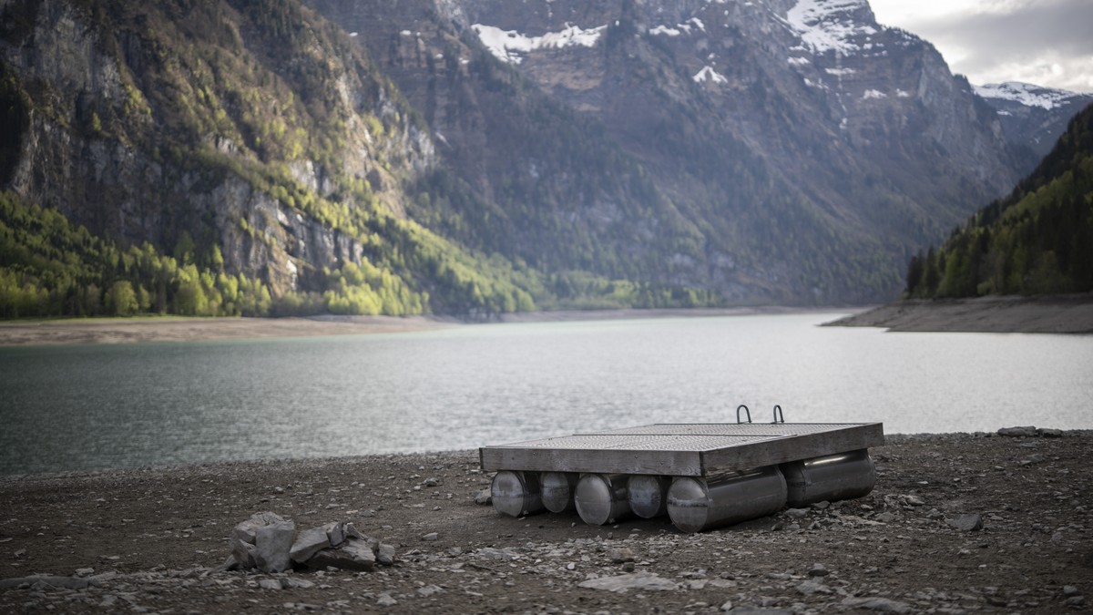 KEYPIX - Ein Floss liegt auf dem Trockenen am Kloentalersee, einem Stausee der Axpo, bei tiefem Wasserstand nach dem Winter, am Freitag, 25. April 2025, in Glarus. Die Pegelstaende der Schweizer Staus ...
