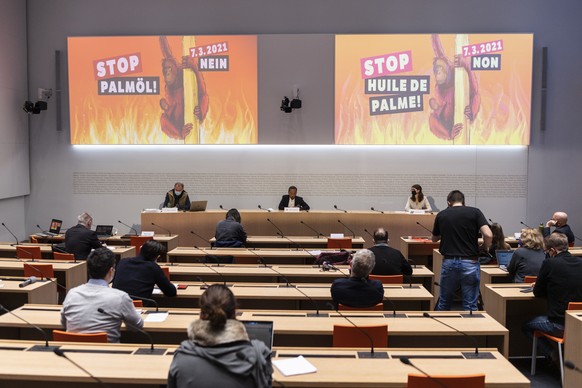 Mitglieder des Referendumskomitees Stop Palmoel erlaeutern im Rahmen einer Medienkonferenz ihre Anliegen, am Montag, 11. Januar 2021 in Bern. Das Referrendum gegen das Freihandelabkommen mit Indonesie ...