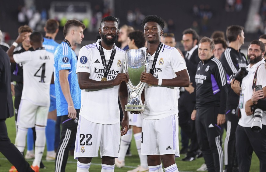 Die beiden Neuzugänge posieren mit dem Supercup-Pokal: Antonio Rüdiger (l.) und Aurélien Tchouameni.