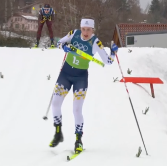Ebba Andersson stürzt in der Langlauf-Staffel bei Olympia 2026 spektakulär