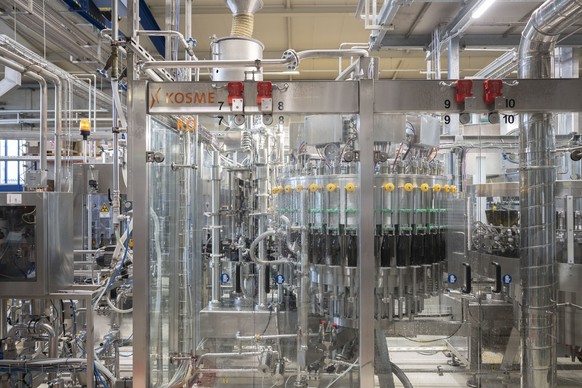 Bierflaschen in der Abfuellanlage in der Chopfab Boxer Brauerei, fotografiert am Montag, 27. Mai 2024 in Winterthur. (KEYSTONE/Christian Beutler)