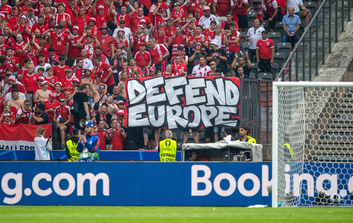 Fussball, Herren, Saison 2023/24, Euro 2024 Gruppe D 2. Spieltag in Berlin, Polen - �sterreich, Fans von �sterreich mit Transparent: Defend Europe, 21.06. 2024, *** Football, Men, Season 2023 24, Euro ...