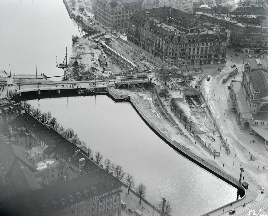1950: Umbau Bahnhofbrücke/Bahnhofquai Zürich: Bahnhofbrücke bis zur ehem. Globus-Insel fertig, ehem. Kanal aufgefüllt, Strassentunnel im Bau, prov. Haltestelle Bahnhofquai direkt am HB.<br data-editable="remove">