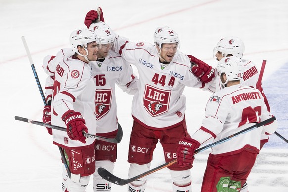 Die Lausanner jubeln beim Eishockeyspiel der Nationalleague A ZSC Lions gegen den HC Lausanne im Hallenstadion in Zuerich, aufgenommen am Samstag, 26. November 2016. (KEYSTONE/Ennio Leanza)