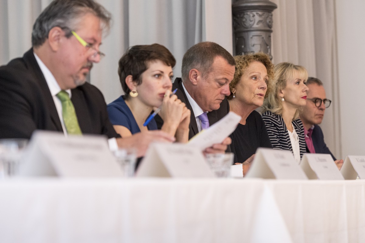 Therese Froesch, Praesidentin der Helvetas, 3. von rechts, spricht zusammen mit Mitgliedern der Allianz gegen Waffenexporte in Buergerkriegslaender, ueber ihre Opposition gegen die Lockerung der Krieg ...