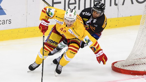 Biels Samuel Kreis, links, und Berns Thomas Ruefenacht, rechts, kaempfen um den Puck, beim Eishockey Meisterschaftsspiel der National League zwischen dem SC Bern und den EHC Biel, in der Postfinance A ...