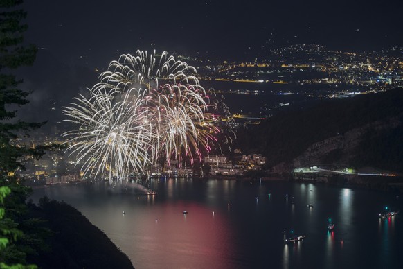 Das bewilligte Feuerwerk von Brunnen mitten auf dem Vierwaldstaettersee anlaesslich der Bundesfeier in der Schwyzer Gemeinde Brunnen vom Mittwoch, 1. August 2018. (KEYSTONE/Urs Flueeler)