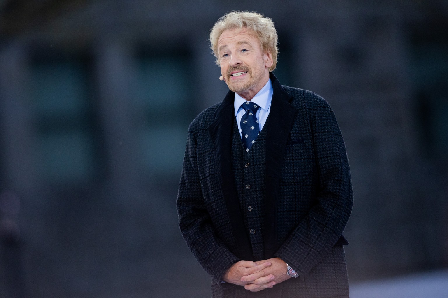 13.04.2022, Nordrhein-Westfalen, Essen: Thomas Gottschalk, Moderator, steht bei der RTL-Oster-Produktion �Die Passion� auf dem Burgplatz auf der B�hne. Der K�lner Privatsender pr�sentiert dabei die Le ...