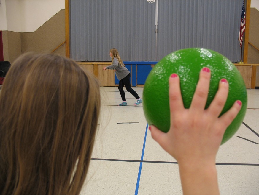 Völkerball sei «unterdrückend» und «entmenschlichend», sagen Forscher und fordern das Ende des Schulsports.
