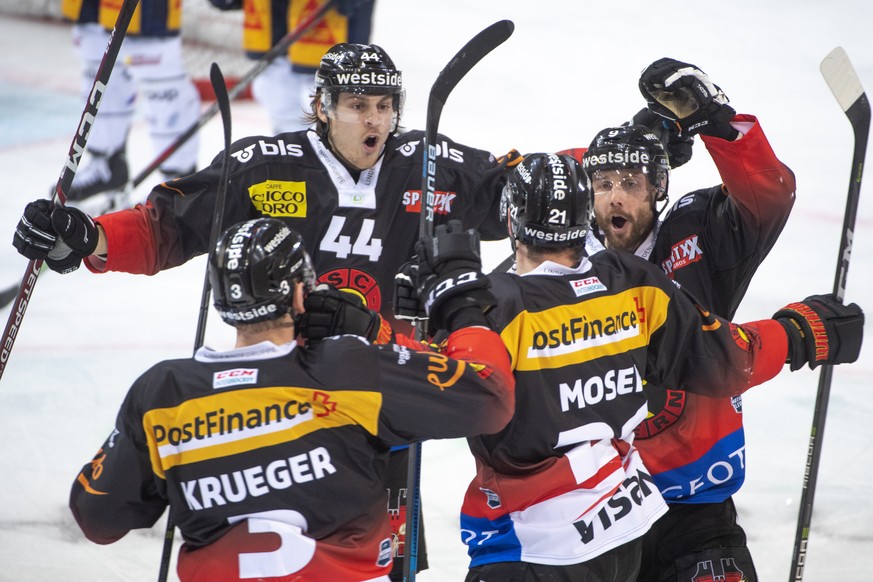 Berns, Justin Krueger, Andre Heim, Simon Moser, Jan Mursak, von links, jubeln beim 1:1, waehrend dem Meisterschaftsspiel der National League, zwischen dem SC Bern und dem EV Zug, am Freitag 14. Februa ...