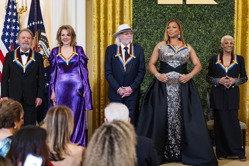 epa11010067 (LR) Actor and comedian Billy Crystal, soprano Renee Fleming, British singer-songwriter Barry Gibb, singer and actor Queen Latifah and singer Dionne Warwick stood in the East Room where U ...