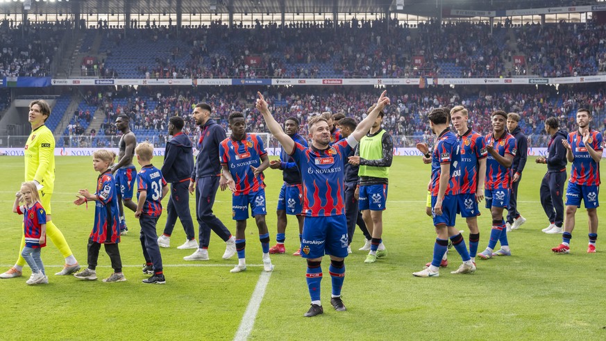 Basels Spieler mit Captain Xherdan Shaqiri (FCB), Mitte, jubeln nach dem Halbfinal des Schweizer Fussball Cups zwischen dem FC Basel 1893 und dem FC Lausanne-Sport im Stadion St. Jakob-Park in Basel,  ...