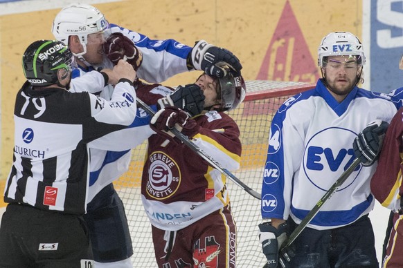 Timo Helbling, links, von Zug, und Nathan Gerbe, Mitte, von Servette, muessen vom Unparteiischen getrennt werden beim Eishockey Meisterschaftsspiel zwischen dem EV Zug und Geneve Servette HC vom Monta ...