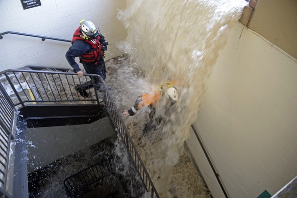 Auf dem Campus der Universität UCLA schiesst Wasser aus allen Löchern.