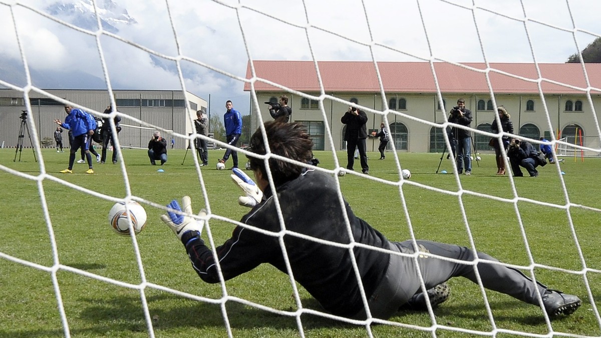Christian Constantin, president du FC Sion a defie et gagne son pari contre son joueur Geoffroy Serey Die au tir au but ce mercredi 18 avril 2012 apres l'entrainement du club a Martigny. L'I ...