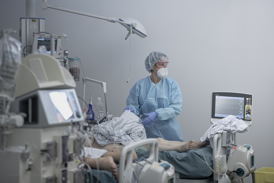 A COVID-19 patient is treated in the intensive care unit of the Lugano Regional Hospital (Ente Ospedaliero Cantonale), on Monday, 16 November 2020, in Lugano, Switzerland. (KEYSTONE/Ti-Press/Pablo Gia ...