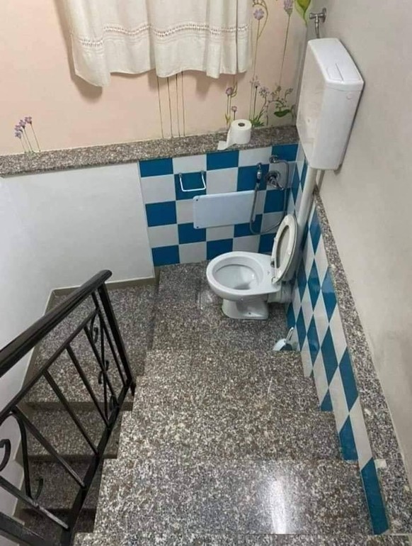 Fail toilet in hallway