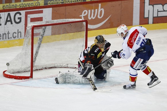 Zuerichs Ronalds Kenins erzielt das entscheidende Tor gegen Berns Torhueter Leonardo Genoni im Penaltyschiessen, im Eishockey Meisterschaftsspiel der National League A zwischen dem SC Bern und den ZSC ...