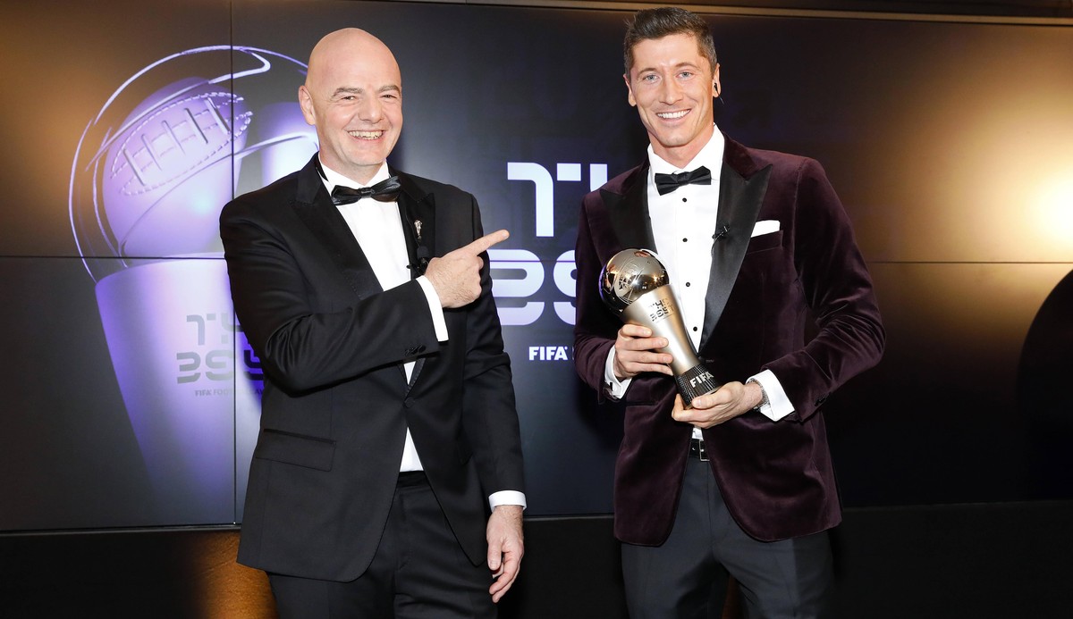 FC Bayern Muenchen Players And Staff Watch FIFA The BEST Awards MUNICH, GERMANY - DECEMBER 17: Robert Lewandowski of FC Bayern Muenchen receives the FIFA Men s Player 2020 trophy by FIFA president Gia ...