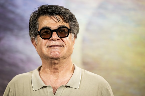 epa12302061 Film director Jafar Panahi, from Iran, poses during a photocall for the movie &#039;Un simple accident&#039; during the 78th Locarno International Film Festival, in Locarno, Switzerland, 1 ...