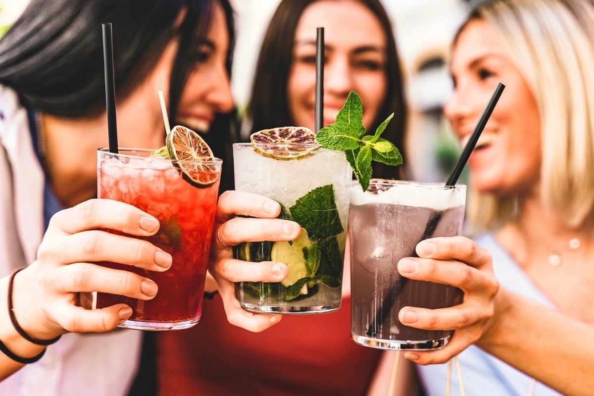 Alles so hübsch bunt hier! «Girlfriends raising glasses of cocktails» – so die Legende der Bildagentur.