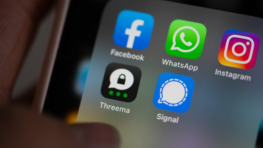 Die Instant-Messaging- und Social Media-Apps: Facebook, WhatsApp, Instagram, Threema und Signal auf einem Smartphone, fotografiert am Donnerstag, 14. Januar 2021, in Zuerich. (KEYSTONE/Christian Beutl ...