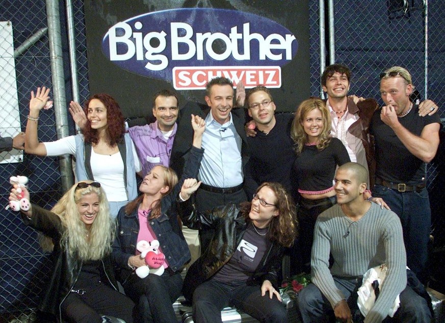 Die Big Brother Kandidaten stehend: Daniela, Stefan, Dani Fohrler, Moderator, Olivier, Tanisha, Miguel und Remo, vlnr. Sitzend: Janine, Conny, Evelyne und Nadim, vlnr, posieren am Sonntag, 3. Septembe ...