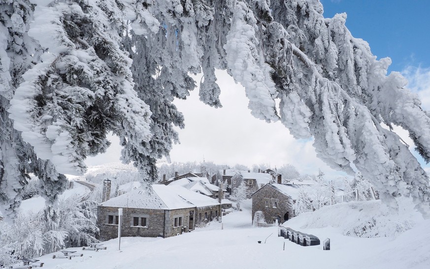 epa06498342 View of the snow covered landscape of the O Cebreiro mountain in Lugo, province of Galicia, northwestern Spain, 05 February 2018. Almost all regions in Spain are under alert due to snowy w ...