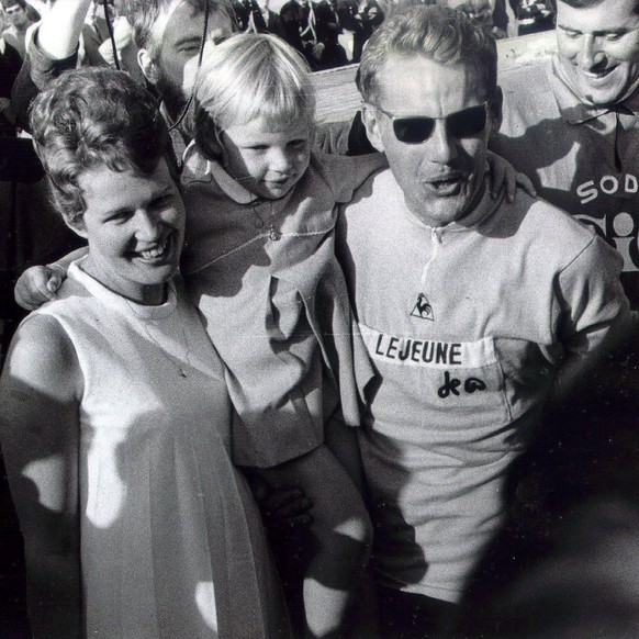 IMAGO / Belga

22/07/1968 PARIS : The dutch cyclist , Jan JANSSEN wins the 55 th Tour de France here in Paris after beating Belgian VAN SPRINGEL in the last etappe in Paris. Jan JANSSEN is congratulat ...