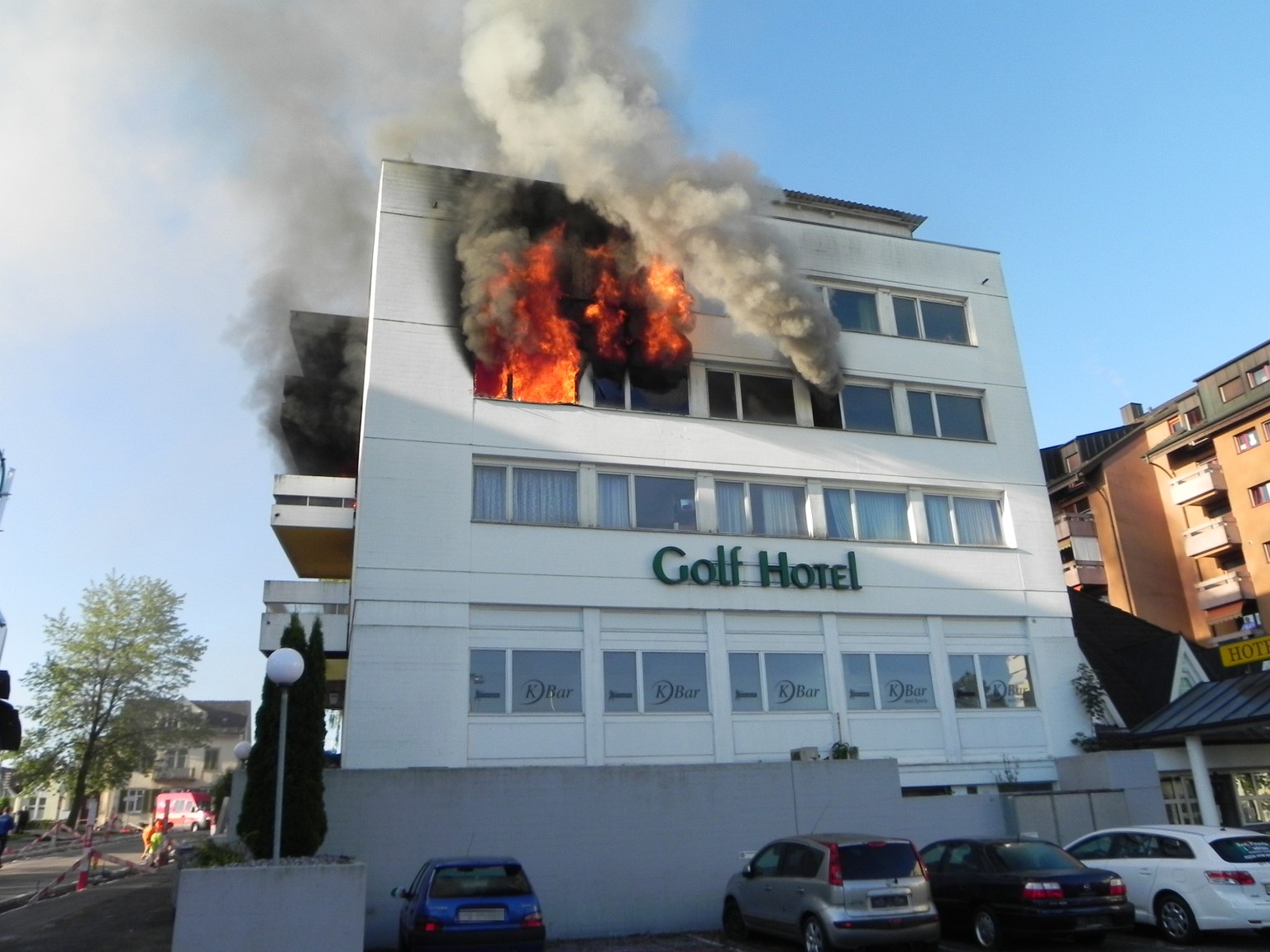 Flammen schlagen aus dem Golfhotel.