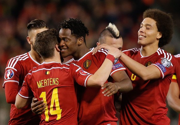 epa04684312 Belgium&#039;s Michy Batshuyi (C) celebrates with teammates after scoring a goal during the UEFA EURO 2016 Qualifying Group B soccer match between Belgium and Cyprus at the King Baudouin S ...