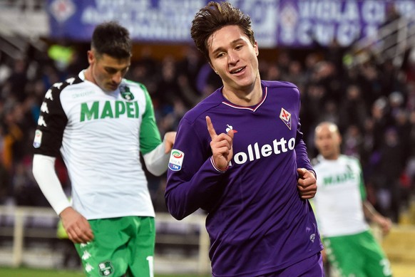 epa06365397 Fiorentina&#039;s Federico Chiesa (R) celebrates after scoring the 3-0 lead during the Italian Serie A soccer match between ACF Fiorentina and US Sassuolo Calcio at Artemio Franchi stadium ...