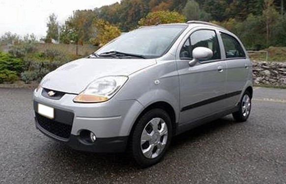 Das gesuchte Auto ist ein grauer Chevrolet Matiz