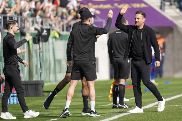 Trainer Enrico Maassen (SG), rechts, jubelt nach dem Tor zum 3:0 im Fussball Meisterschaftsspiel der Swiss Super League zwischen dem FC St. Gallen 1879 und dem FC Basel 1893 im Kybunpark in St. Gallen ...