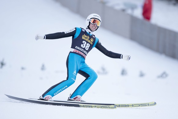 epa05075303 Simon Ammann of Switzerland in action during the men&#039;s FIS Ski Jumping World Cup at Titlisschanze in Engelberg, Switzerland, 19 December 2015. EPA/URS FLUEELER