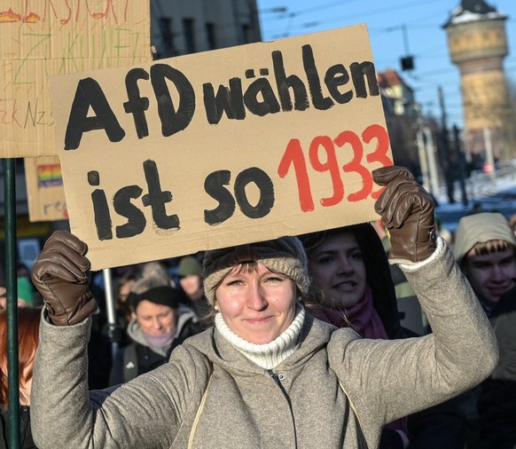 20.01.2024, Sachsen-Anhalt, Halle (Saale): Eine Demonstrationsteilnehmerin h