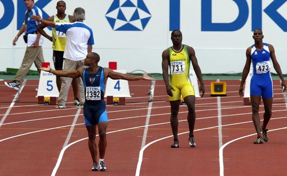 US sprinter Jon Drummond (L) reacts following a controversial false start decision against him in the quater finals of the men&#039;s 100m event at the 9th IAAF Athlectic World Championships at the St ...