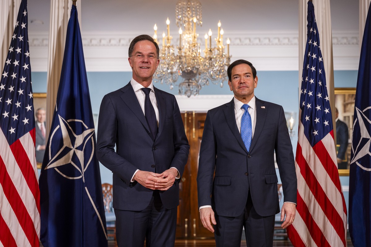 epa12875304 Secretary General of NATO Mark Rutte (L) attends a photocall with US Secretary of State Marco Rubio (R) ahead of their meeting at the State Department in Washington, DC, USA, 08 April 2026 ...
