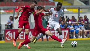 Oberlin (rechts) behauptet den Ball gegen die Portugiesen.