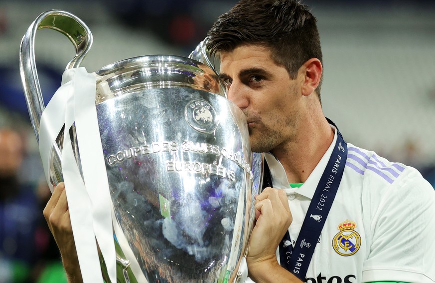 epa09983576 Goalkeeper Thibaut Courtois of Real Madrid celebrates with the trophy after the team won the UEFA Champions League final between Liverpool FC and Real Madrid at Stade de France in Saint-De ...