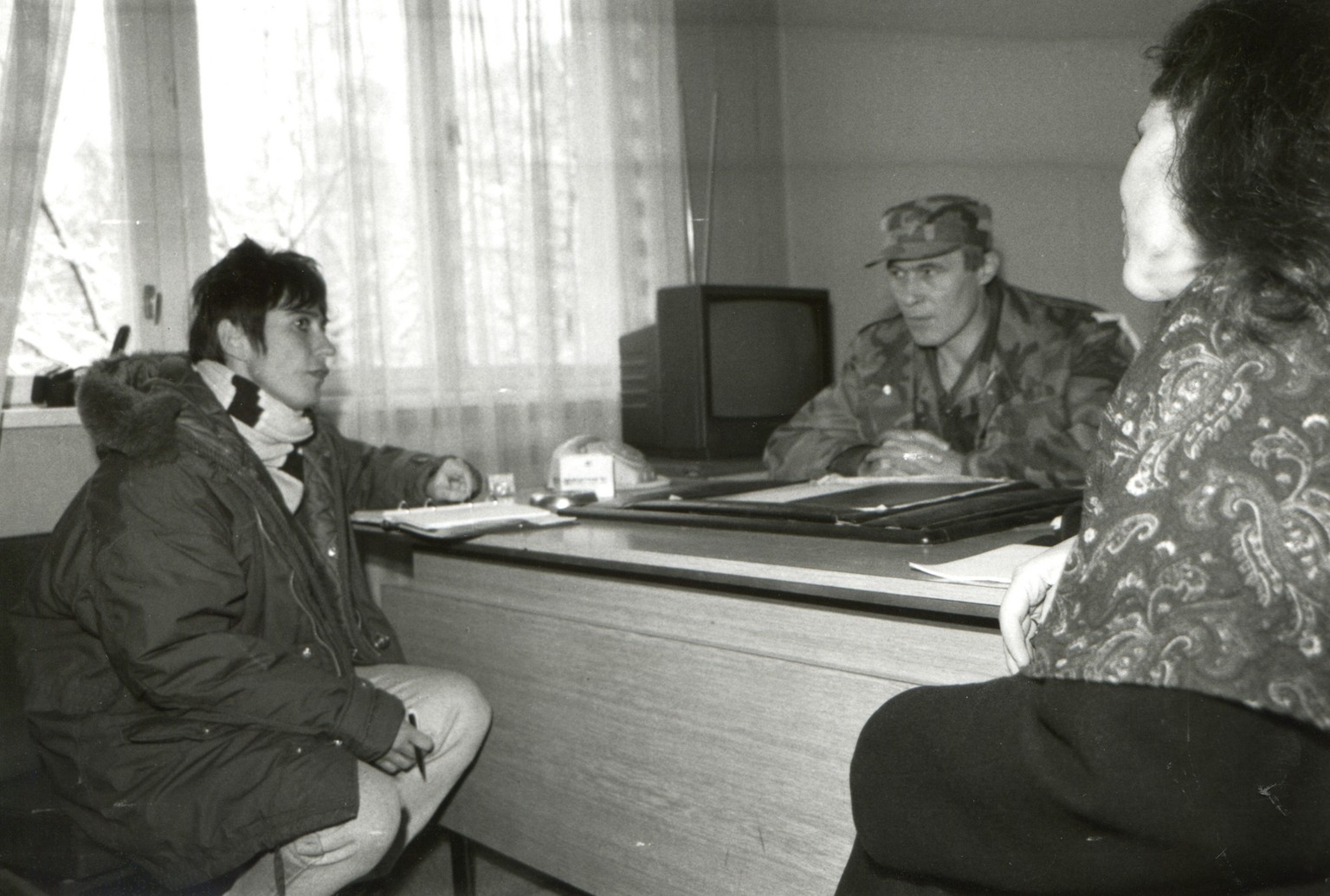 Monika Hauser unterhält sich mit einem Kommandanten, Bosnien 1993.