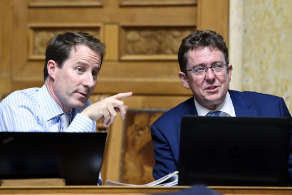 Thomas Aeschi, SVP-ZG, links, und Albert Roesti, SVP-BE, sprechen waehrend der herbstsession der Eidgenoessischen Raete, am Montag, 16. September 2019 im Nationalrat in Bern. (KEYSTONE/Anthony Anex)