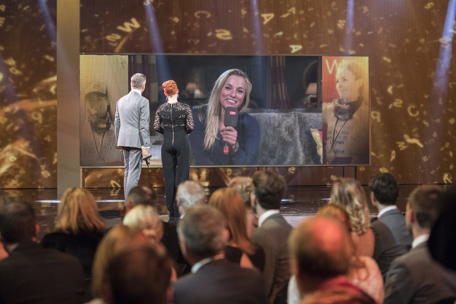 Skirennfahrerin Lara Gut erhaelt den Preis als &quot;Sportlerin des Jahres 2016&quot;, an den Credit Suisse Sports Awards 2016, am Sonntag, 18. Dezember 2016, in Zuerich. (KEYSTONE/Ennio Leanza)
