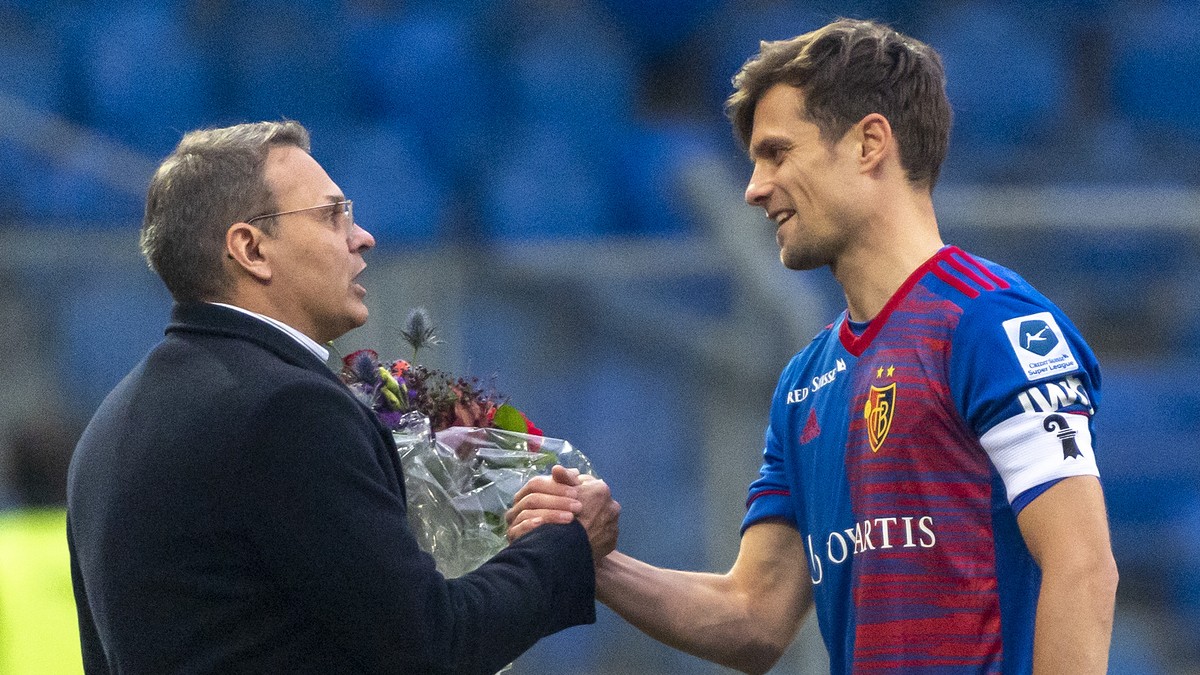FCB-Vereinspraesident Reto Baumgartner, links, gratuliert Valentin Stocker, rechts, vor seinem vierhundertsten Spiel fuer den FCB vor dem Fussball Meisterschaftsspiel der Super League zwischen dem FC  ...