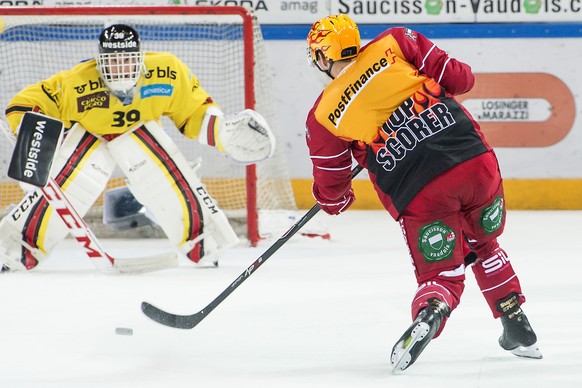 SCB-Goalie Marco Bührer wird im ersten Drittel von Lausanne ordentlich zerzaust.